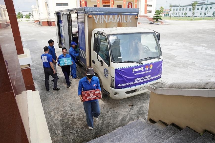 Đoàn Vinamilk gửi tặng những sản phẩm dinh dưỡng cho người dân tỉnh Ninh Bình, ghé thăm những gia đình chịu ảnh hưởng nặng nề sau bão lũ. Ảnh: Tịnh Không