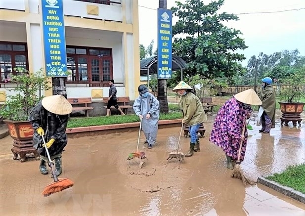 NCT TP Đà Nẵng tham gia dọn vệ sinh môi trường sau bão lụt