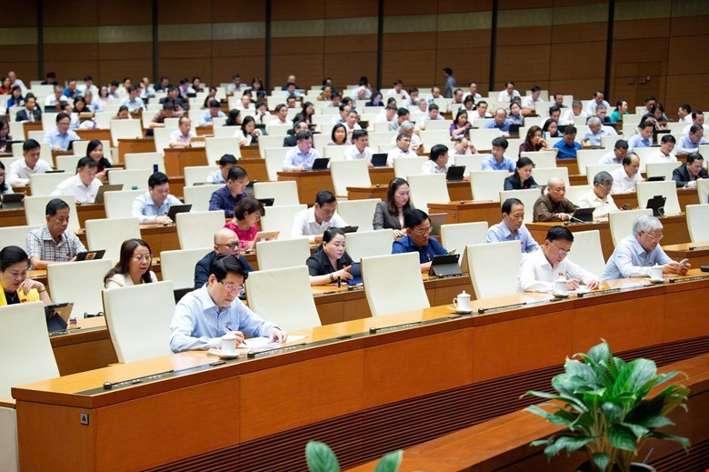 Sáng ngày 22/10, trước khi họp Tổ, Quốc hội nghe Tờ trình của các thành viên Chính phủ về một số Dự án luật bổ sung, sửa đổi