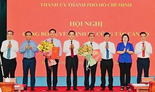  Ông Lê Quốc Phong (thứ 3 từ trái qua) nhận quyết của Thường trực Thành ủy  TP. Hồ Chí Minh.
