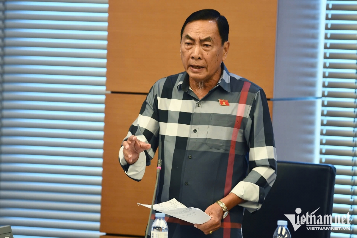 Đại biểu Phạm Văn Hòa (Đồng Tháp) cho rằng, cần quy định cụ thể về việc bồi thường cho khách hàng khi bị chậm chuyến bay.