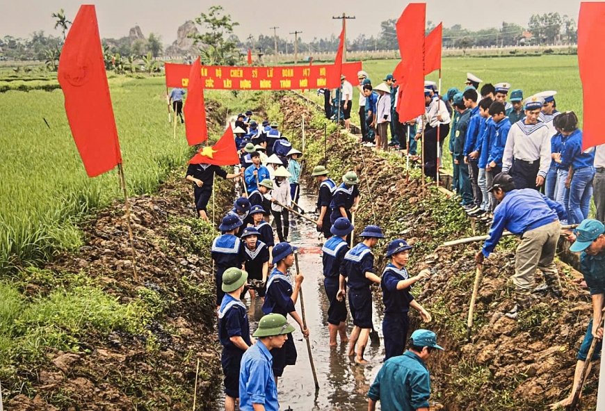            Cán bộ, chiến sỹ Vùng 1 Hải quân chung sức xây dựng nông thôn mới.