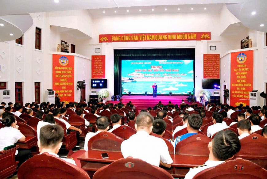  Toàn cảnh lễ khai mạc chương trình trưng bày ảnh và biểu diễn nghệ thuật “Người chiến sĩ Vùng 1 Hải quân – Niềm tin nơi đầu sóng”.