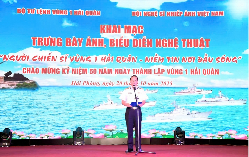 Đại tá Vũ Hữu Kiêm, Phó Chính uỷ Vùng 1 phát biểu khai mạc chương trình trưng bày ảnh và biểu diễn nghệ thuật “Người chiến sĩ Vùng 1 Hải quân – Niềm tin nơi đầu sóng.