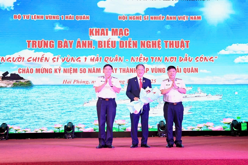 Chuẩn Đô đốc Vũ Văn Nam, Tư lệnh Vùng 1; Chuẩn Đô đốc Trần Xuân Văn, Bí thư Đảng uỷ, Chính uỷ Vùng 1 – Hải quân tặng hoa chúc mừng nghệ sỹ Vũ Tiến Dũng.