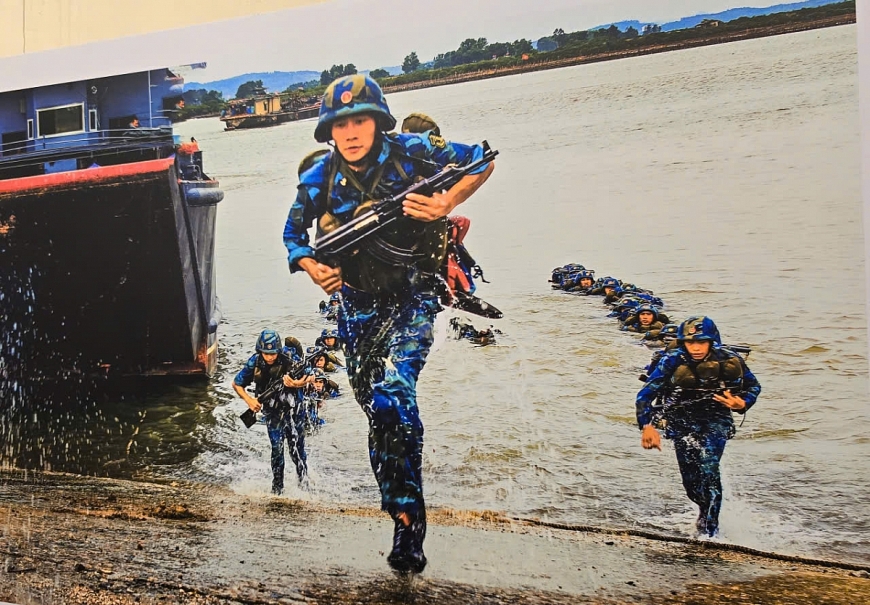 Huấn luyện đổ bộ  là nhiệm vụ thường xuyên của cán bộ chiến sỹ Vùng 1 Hải quân.
