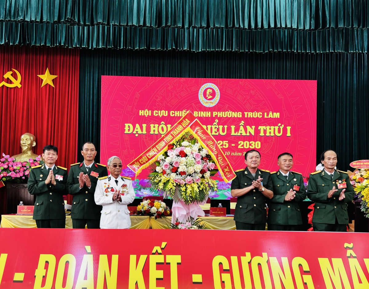 Hội Cựu chiến binh tỉnh Thanh Hóa tặng hoa chúc mừng Đại hội tại phường Trúc Lâm