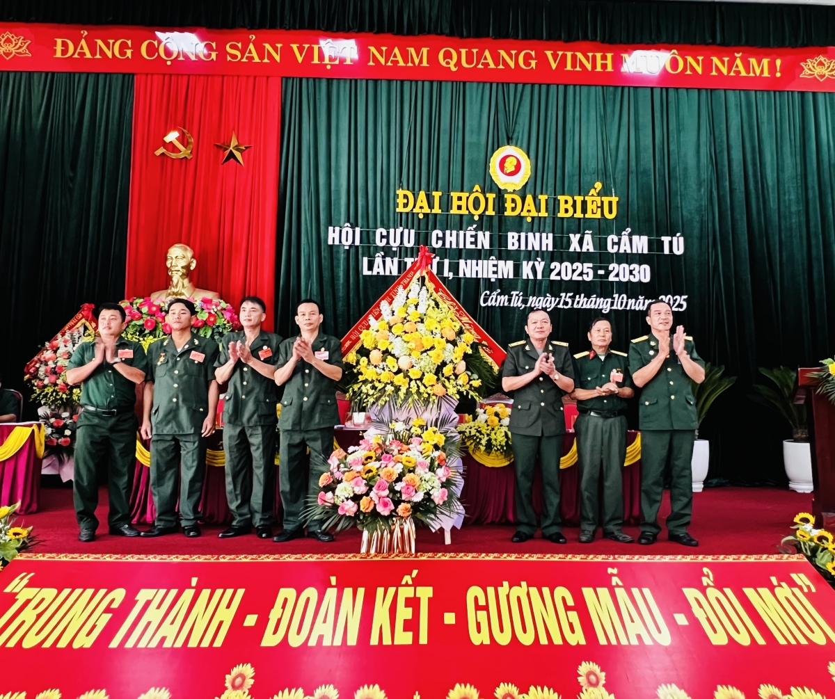 Hội Cựu chiến binh tỉnh Thanh Hóa tặng hoa chúc mừng Đại hội Hội CCB xã Cẩm Tú