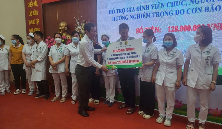 Bác sĩ Trần Văn Khanh, Giám đốc bệnh viện Lê Văn Thịnh trao hỗ trợ cho cán bộ, nhân viên