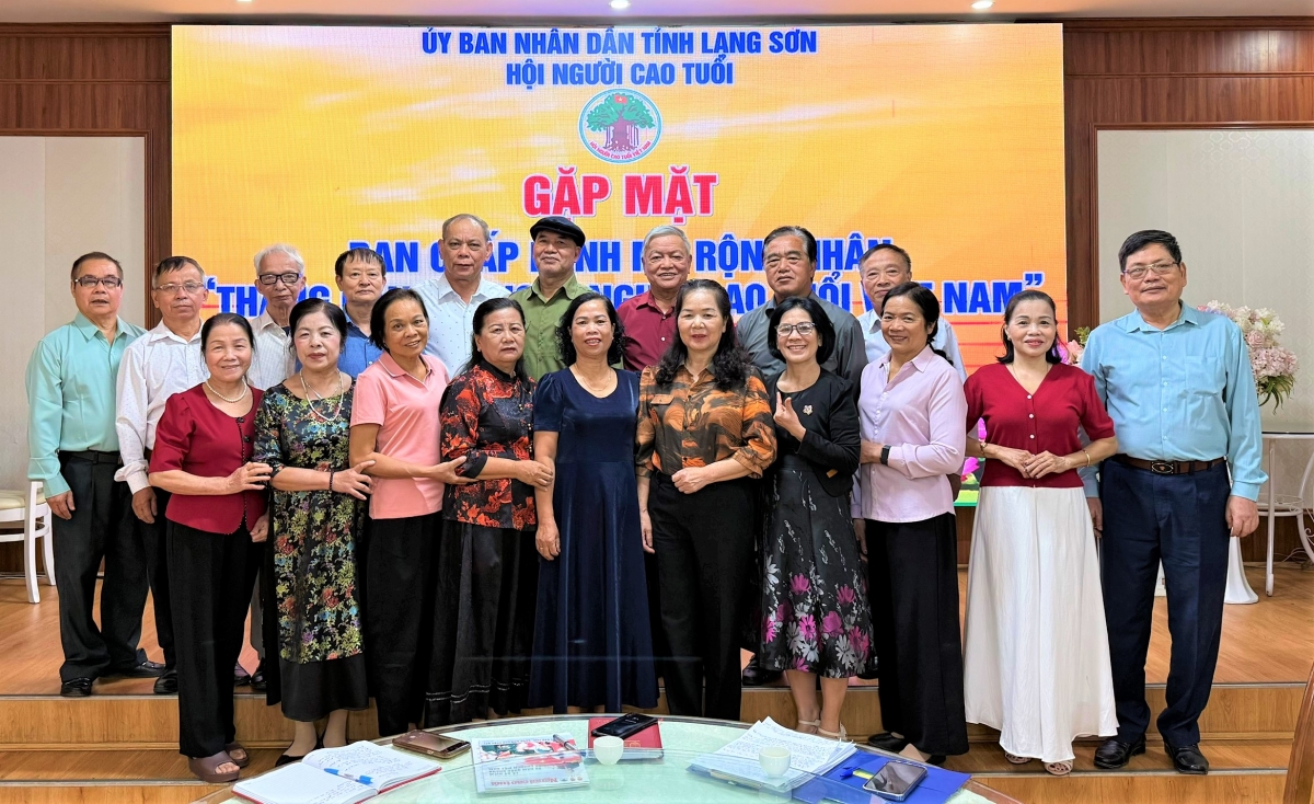 Các đại biểu chụp ảnh lưu niệm