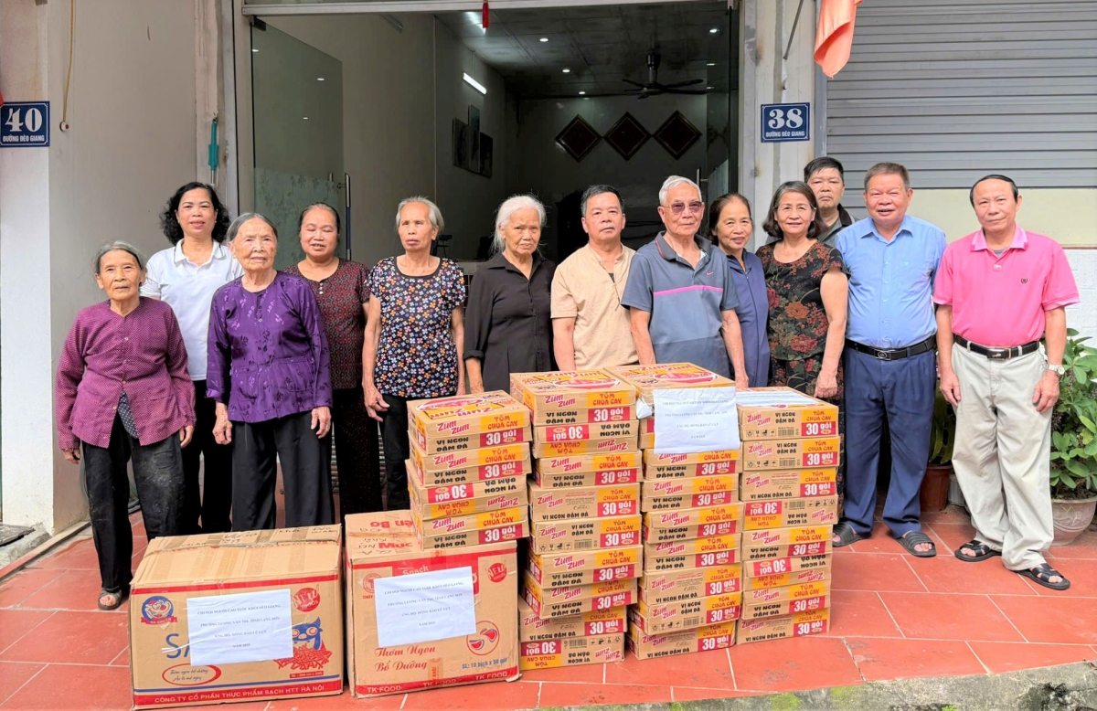 Chi hội NCT phường Lương Văn Tri chung tay ủng hộ đồng bào khắc phục hậu quả bão lũ