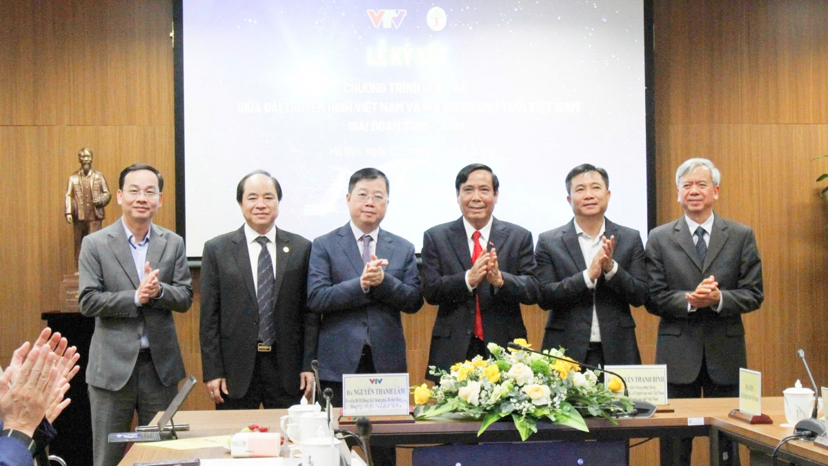 Lãnh đạo Đài Truyền hình Việt Nam và Trung ương Hội Người cao tuổi Việt Nam chụp ảnh lưu niệm tại buổi Lễ ký kết