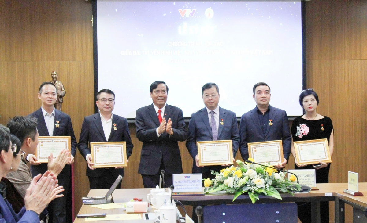 Tại Hội nghị, Trung ương Hội NCT Việt Nam trao tặng Kỉ niệm chương “Vì sự nghiệp bảo vệ, chăm sóc và phát huy vai trò NCT Việt Nam” cho 7 cá nhân xuất sắc thuộc Đài Truyền hình Việt Nam. 