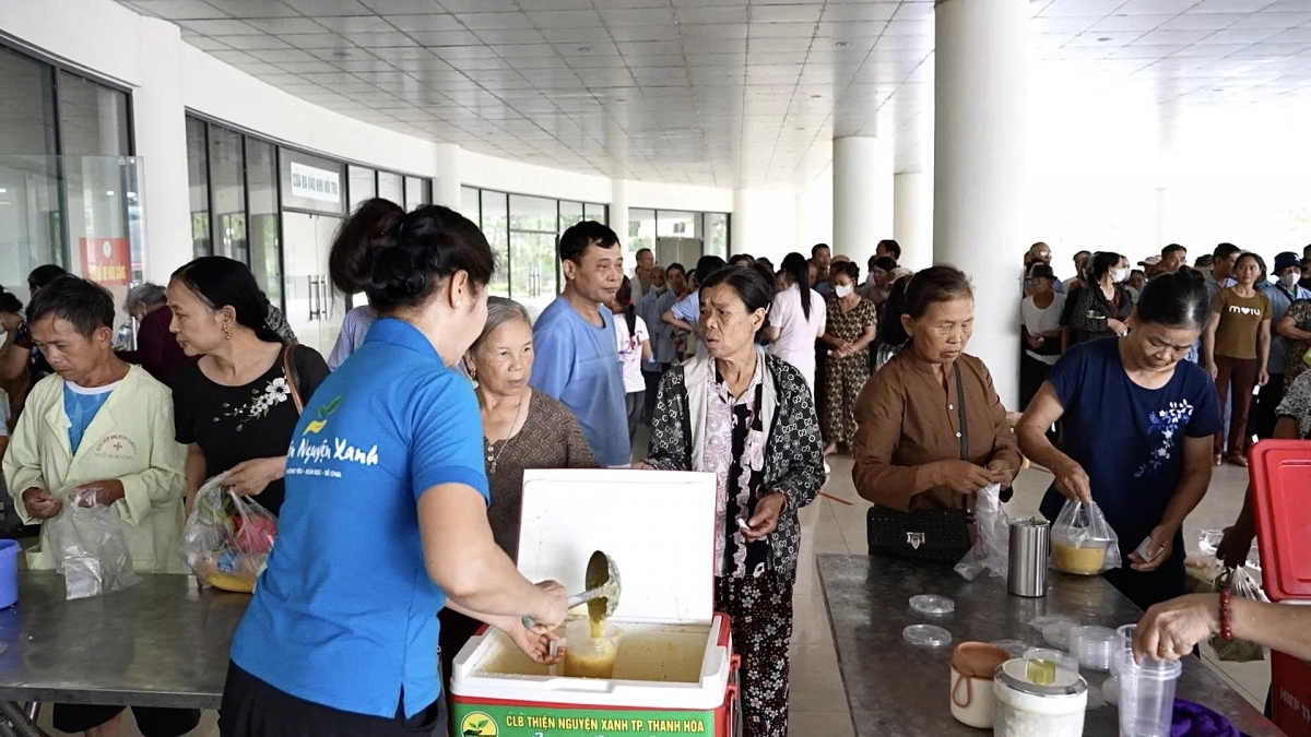 16h 30' chiều thứ 3 hàng tuần, các bệnh nhân Bệnh viện ung bướu Thanh Hóa đón nhận những suất cháo bổ dưỡng
