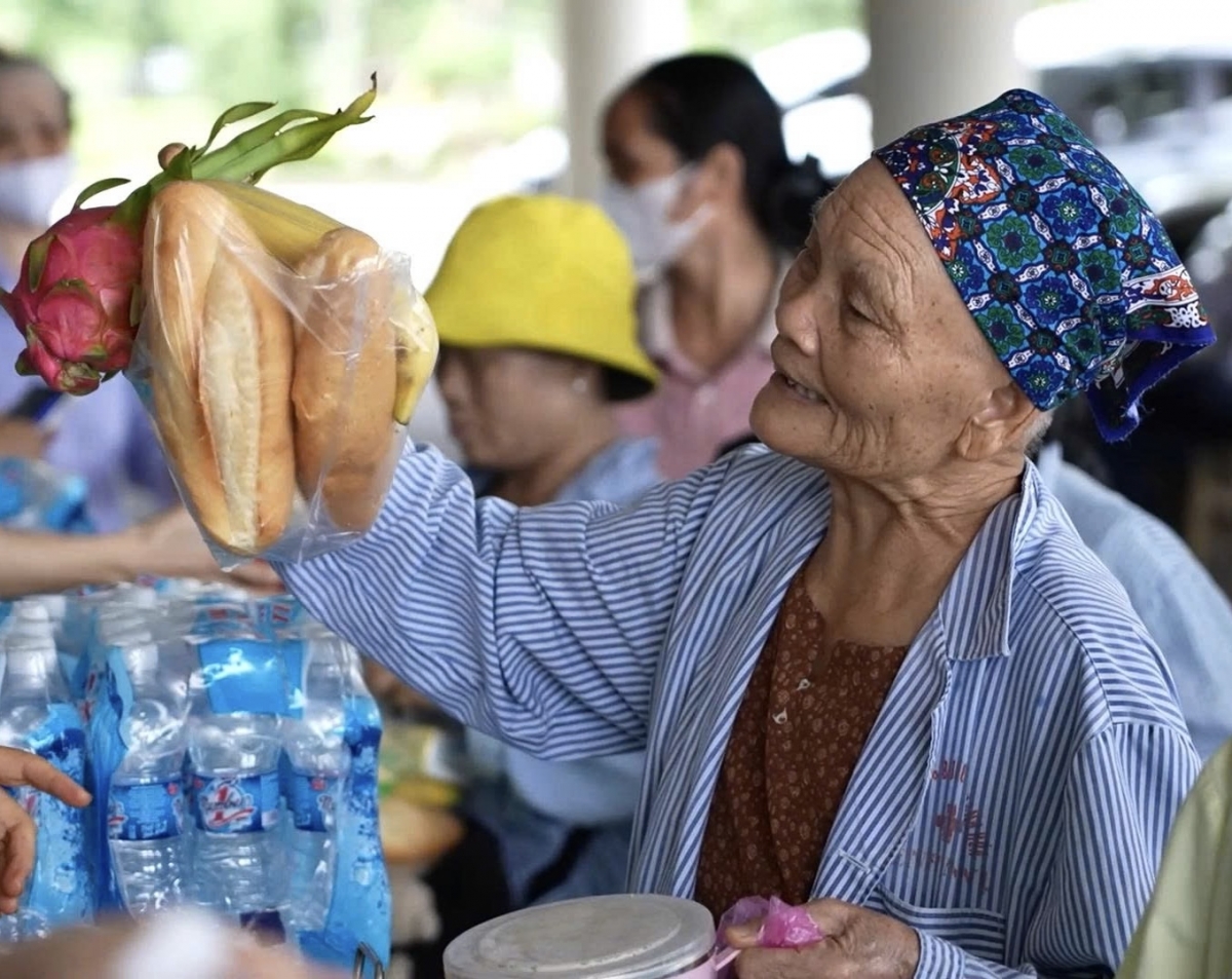 Nhiều bệnh nhân cao tuổi và người nhà bệnh nhân thấy ấm lòng khi nhận được sự sẻ chia