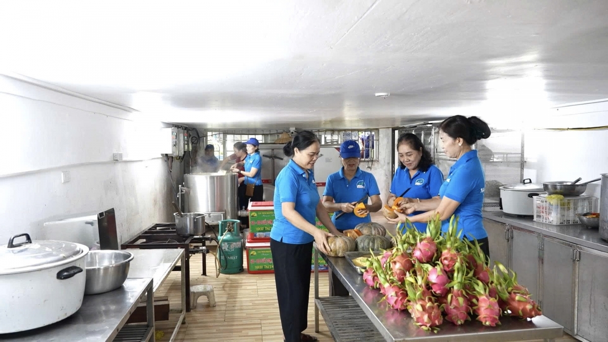 Đầu giờ chiều thứ 3 hàng tuần, các thành viên CLB Thiện nguyện Xanh lại cùng nhau chuẩn bị nguyên liệu cho 600 suất cháo, trái cây tráng miệng để tặng cho các bệnh nhân Bệnh viện ung bướu Thanh Hóa