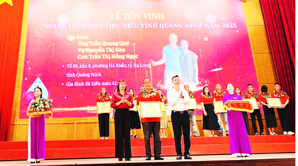 Tuổi cao vẫn tích cực hiến máu