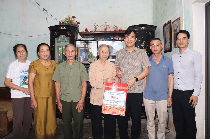 Đồng chí Chủ tịch UBND xã Yên Sơn, tỉnh tuyên Quang và đoàn tặng quà gia đình cụ Cù Thị Sinh, thôn Nông Trường. Đồng chí Chủ tịch UBND xã Yên Sơn, tỉnh tuyên Quang và đoàn tặng quà gia đình cụ Cù Thị Sinh, thôn Nông Trường.