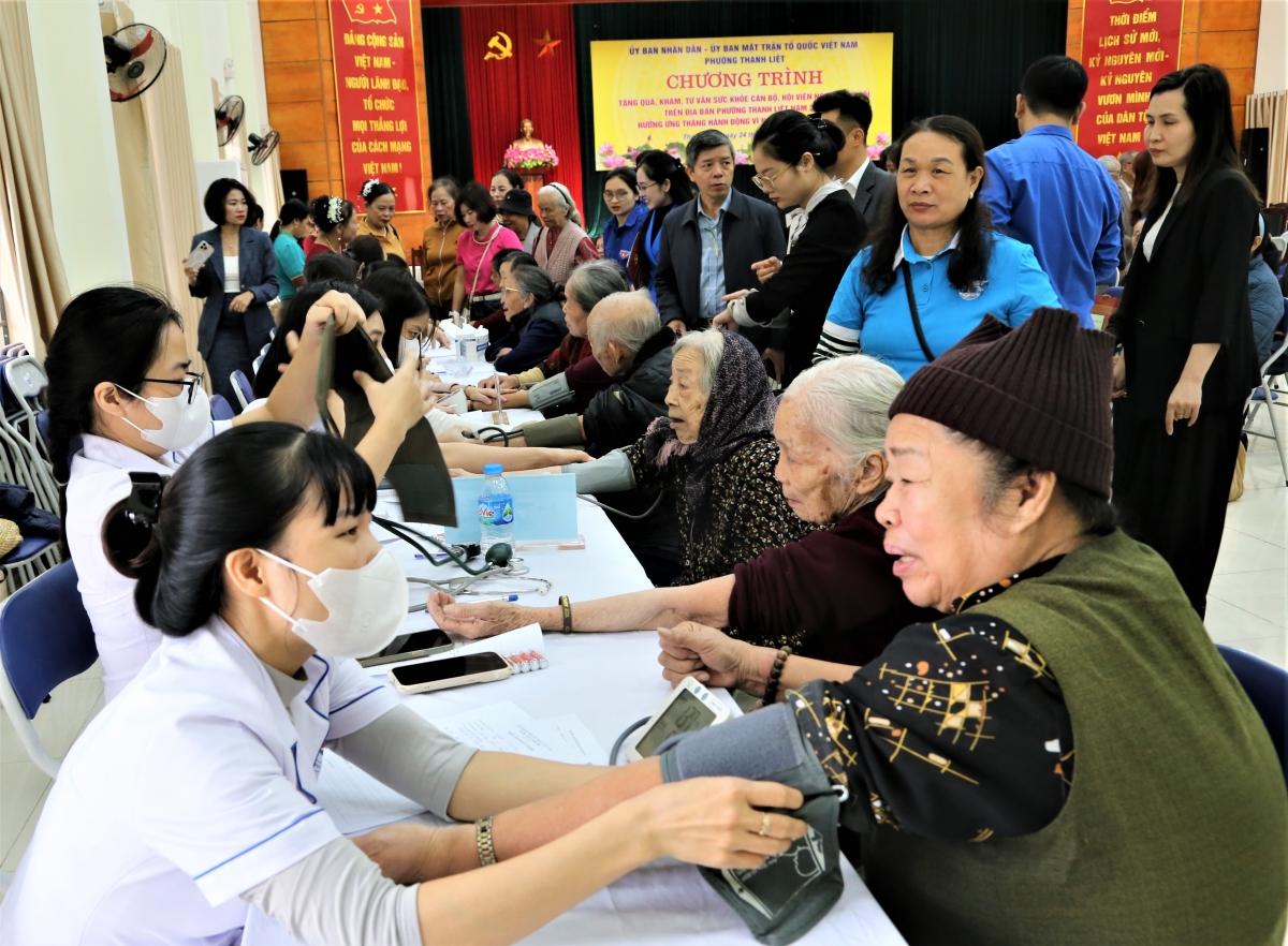 Hơn 150 NCT hoàn cảnh khó khăn được khám, tư vấn sức khỏe và được tặng quà