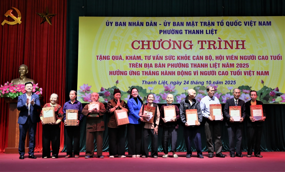 Lãnh đạo Hội NCT TP Hà Nội và phường Thanh Liệt tặng quà NCT hoàn cảnh khó khăn