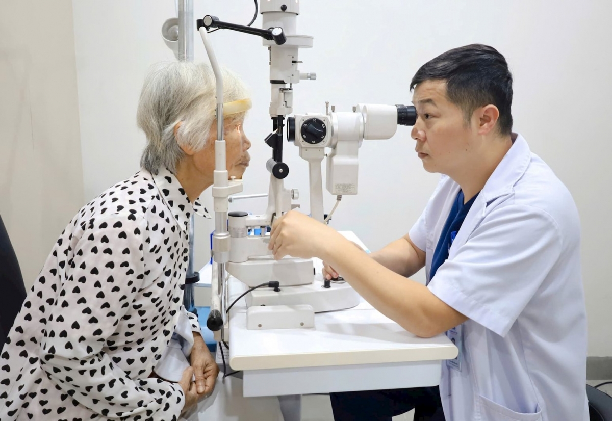 Bác sĩ Bệnh viện Mắt DND thăm khám thị lực cho người cao tuổi nhằm phát hiện sớm các bệnh lý về mắt.
