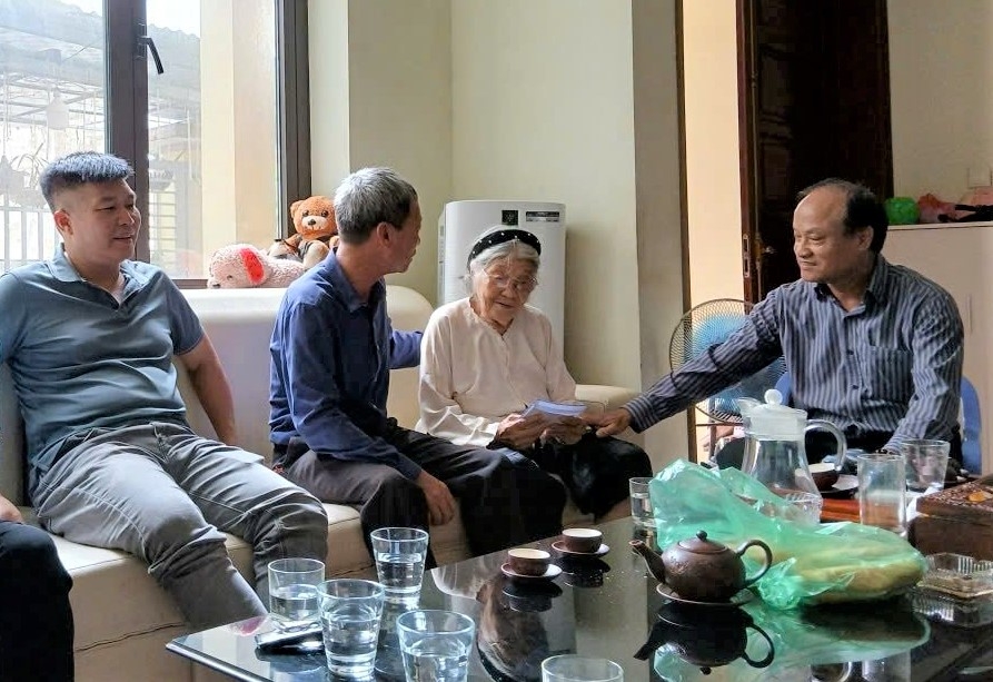 Các Chi hội NCT trên địa bàn phường Tây Hồ đã triển khai nhiều hoạt động thăm hỏi, tặng quà hội viên