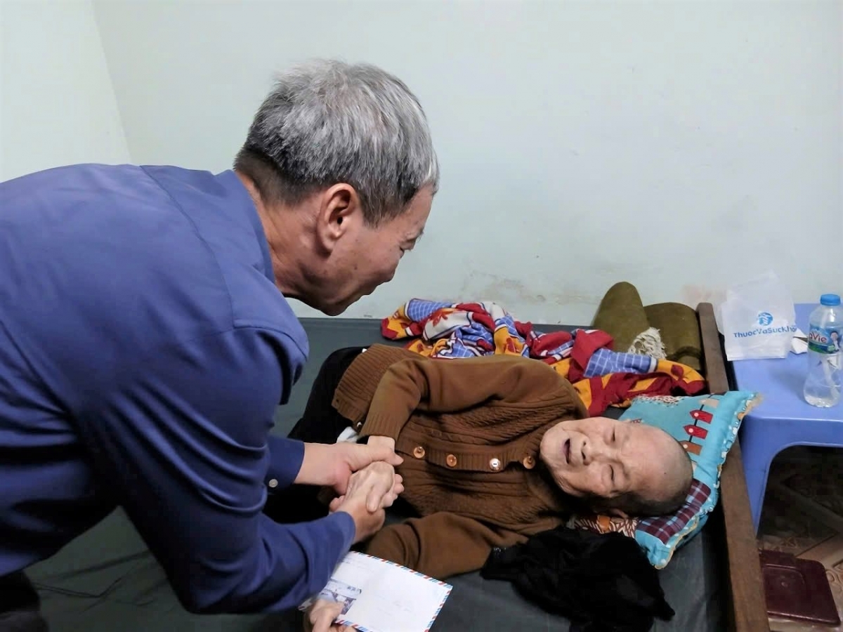 Đại diện Chi hội NCT phường Tây Hồ thăm hỏi, tặng quà các hội viên cao tuổi có hoàn cảnh khó khăn, thể hiện tinh thần đoàn kết, tương thân tương ái.