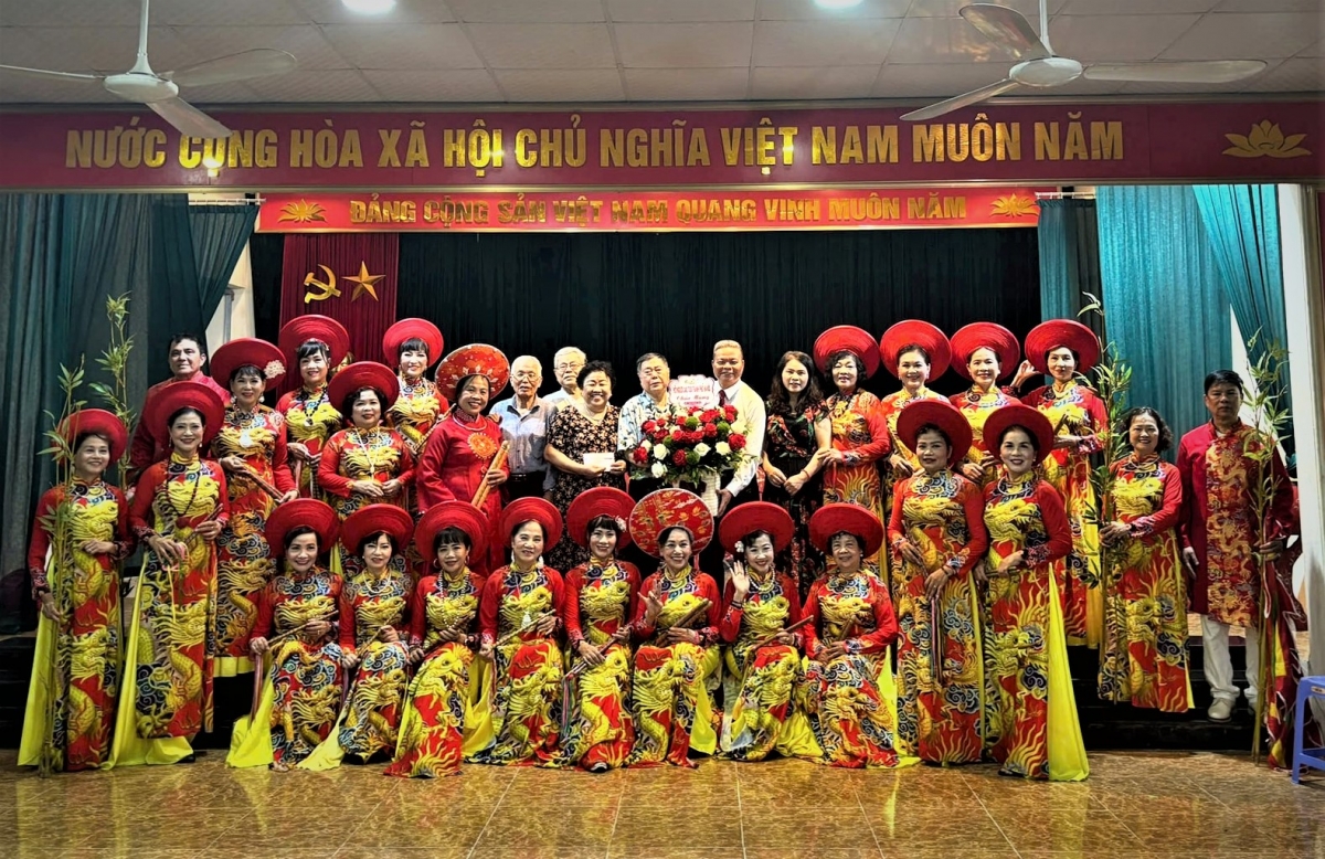 Ông Phạm Huy Giáp, Phó Chủ tịch Hội NCT TP Hà Nội tặng hoa chúc mừng CLB Liên thế hệ tự giúp nhau phường Tây Hồ