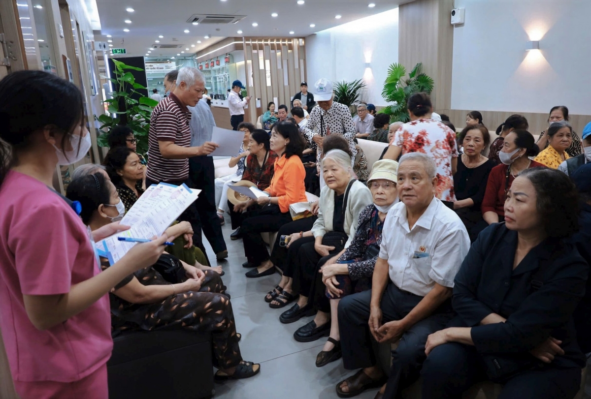 Đông đảo người cao tuổi quận Tây Hồ tham gia chương trình khám, tư vấn và chăm sóc mắt miễn phí do Bệnh viện Mắt DND phối hợp tổ chức