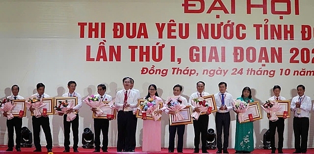 Ông Trần Trí Quang, Chủ tịch UBND tỉnh Đồng Tháp trao Bằng khen cho các điển hình tiên tiến giai đoạn 2020 - 2025
