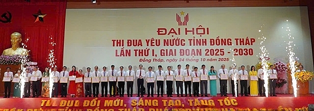 Lãnh đạo UBND tỉnh Đồng Tháp khen thưởng tập thể và nhân đã có thành tích xuất sắc trong các phong trào thi đua giai đoạn 2020 - 2025