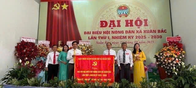 Đồng chí Trần Lâm Sinh tặng bức trướng cho đại diện Hội Nông dân xã.