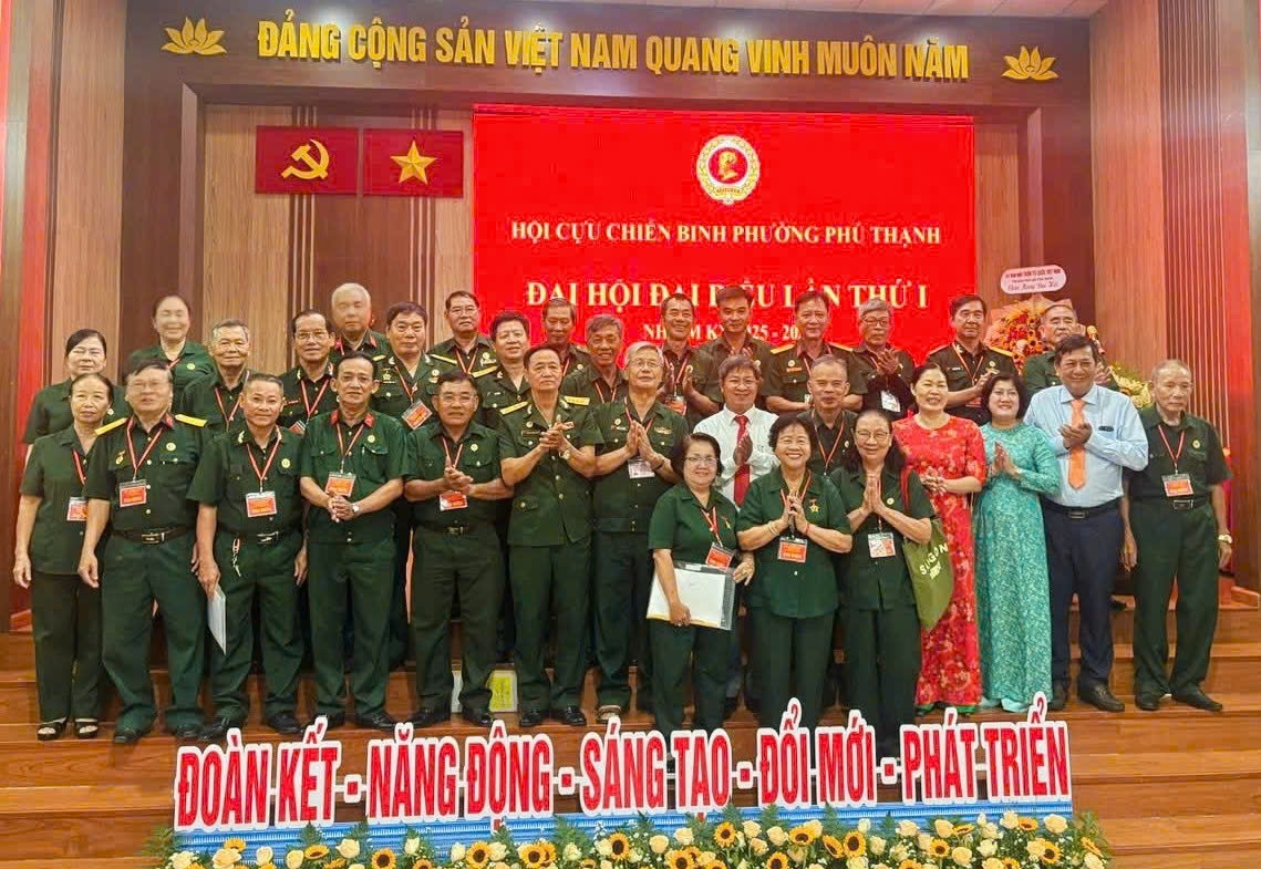 Các đại biểu dự Đại hội chụp ảnh lưu niệm.