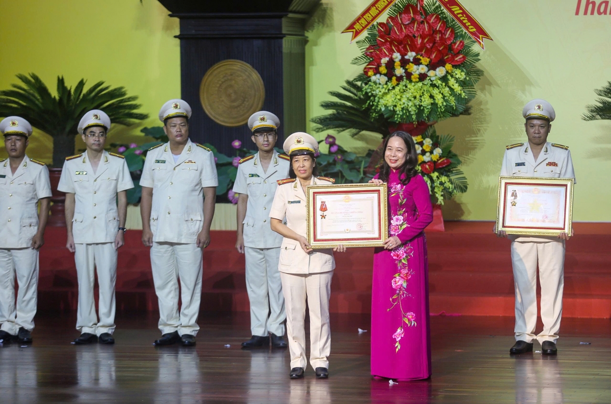 Phó chủ tịch nước Võ Thị Ánh Xuân trao tặng bằng khen các tập thể, cá nhân điển hình 