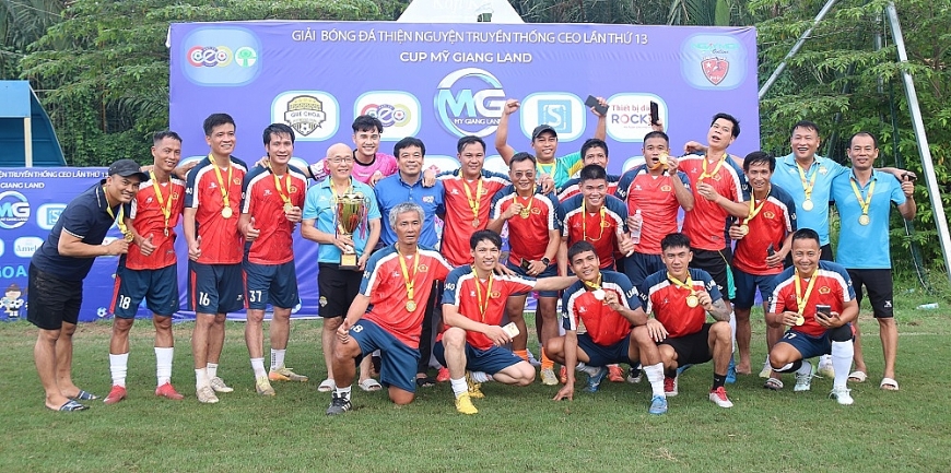 Ban tổ chức trao cúp và huy chương cho đội QUÊ CHOA FC xuất sắc giành chức vô địch