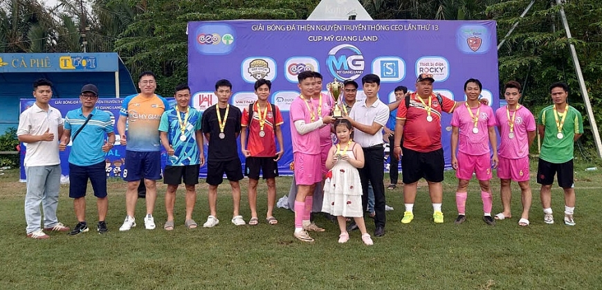 Ban tổ chức trao cúp và huy chương cho đội DỆT 5S FC hạng Nhì