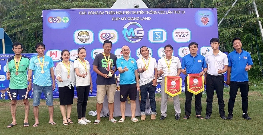 Ban tổ chức trao cúp và huy chương cho đội đồng hạng Ba ROCKY FC 