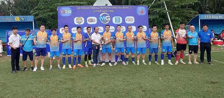 Nhà báo Hải Linh, Tạp chí Ngày mới Online trao cúp và huy chương cho đội đồng hạng Ba CEO FC 