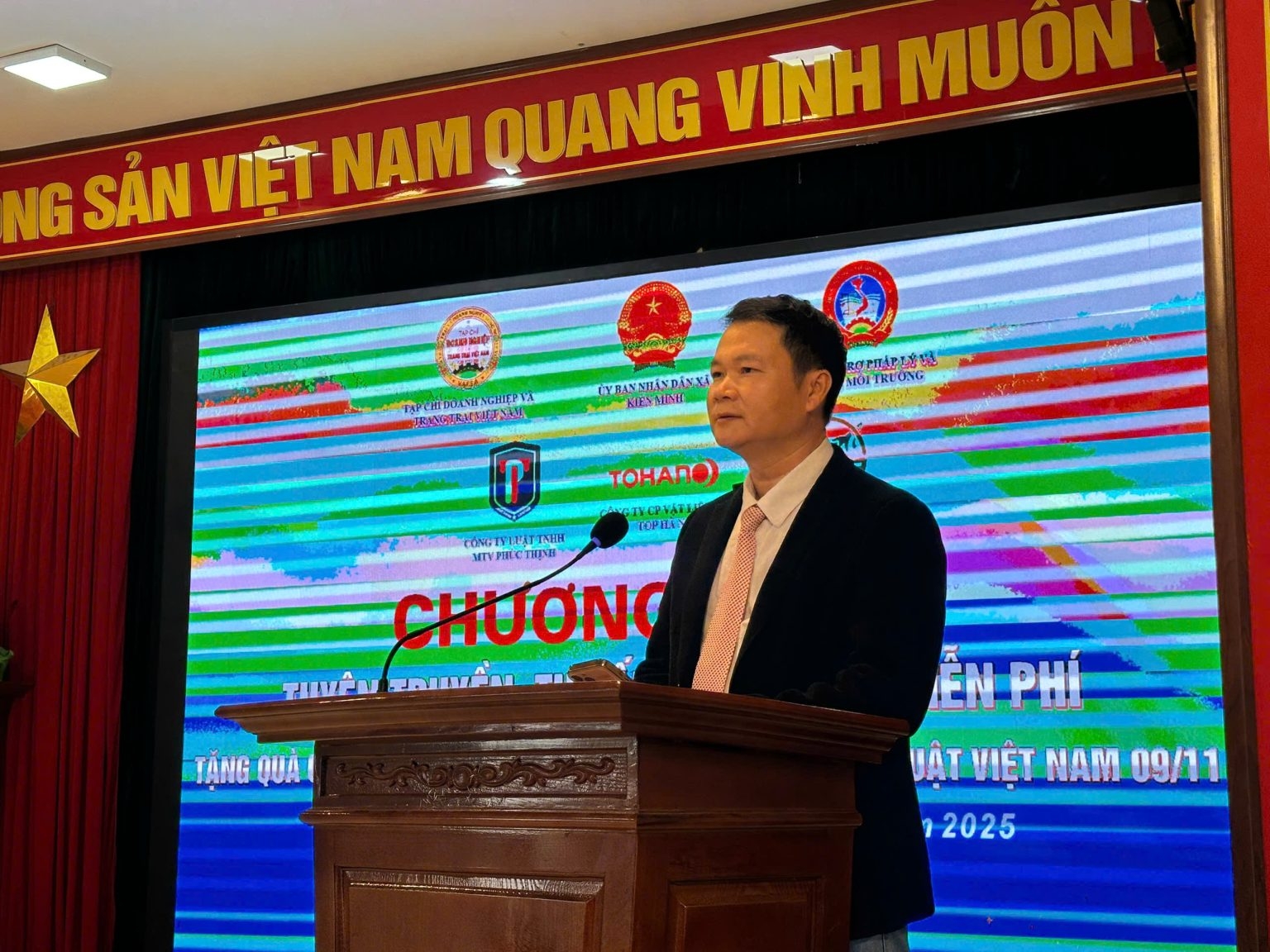 ông Phạm Thế Quyền, Phó Giám đốc Trung tâm Tư vấn Pháp luật – Viện Hỗ trợ Pháp lý và Bảo vệ Môi trường, giới thiệu chuyên đề “Bảo vệ môi trường – Phòng ngừa rác thải nhựa”.