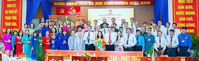 62 Ủy viên đại biểu Mặt trận Tổ quốc Việt Nam và các tổ chức chính trị - xã hội xã Phú Hòa Đông, nhiệm kỳ 2025 - 2030 ra mắt Đại hội.