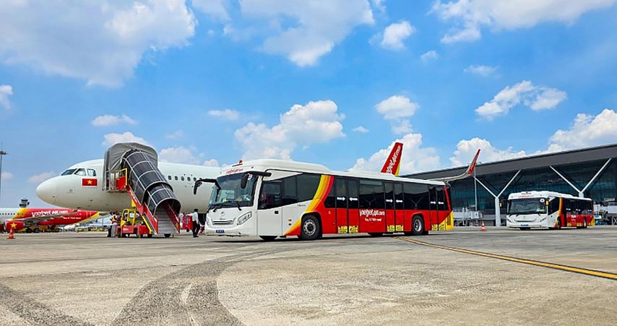 Vietjet đã được chủ động tự phục vụ mặt đất tại cảng Hàng không quốc tế Nội Bài và Tân Sơn Nhất giúp nâng cao chất lượng dịch vụ và cải thiện tỉ lệ chuyến bay đúng giờ