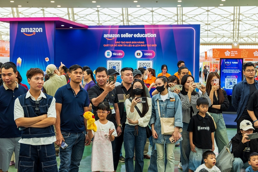 Khách hàng háo hức trải nghiệm khu vực Amazon