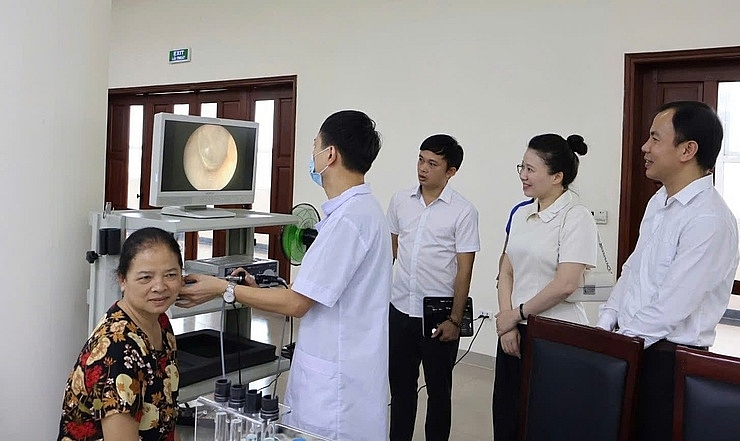 Lãnh đạo BVĐK Ba Vì thăm hỏi người cao tuổi tới khám và tư vấn sức khoẻ.