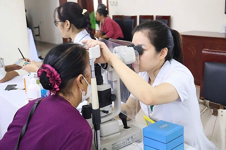 Người cao tuổi được khám sức khỏe tổng quát với đầy đủ các danh mục chuyên sâu.