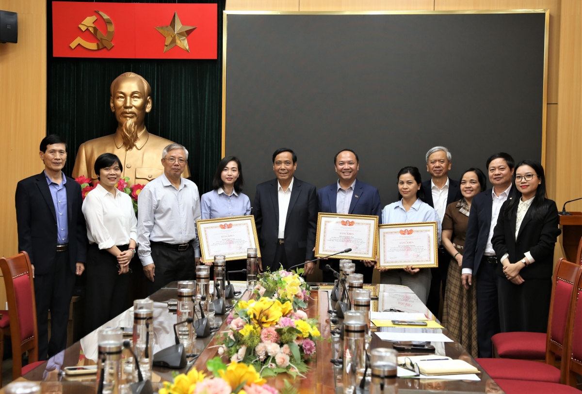 Các đại biểu tham dự buổi làm việc