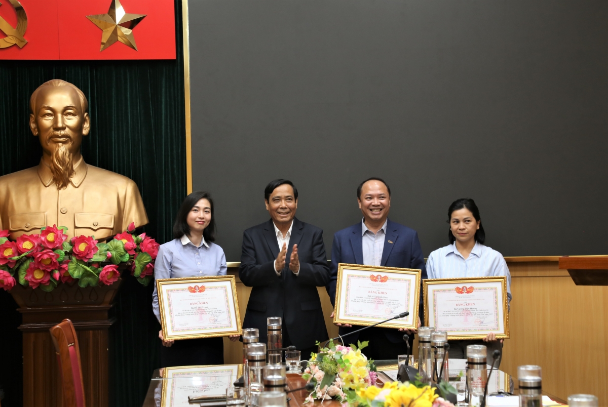 Chủ tịch Nguyễn Thanh Bình trao Bằng khen cho các cá nhân của MB có nhiều đóng góp 