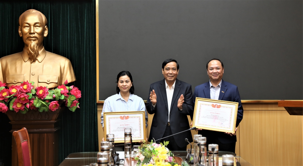 Chủ tịch nguyễn Thanh Bình trao Bằng khen Trung ương Hội cho các tập thể của MB