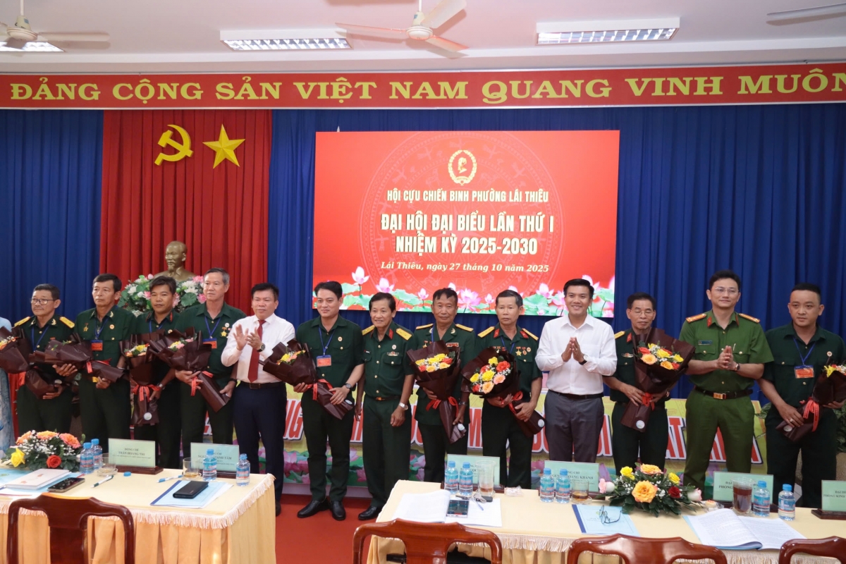 Lãnh đạo Hội CCB TP.Hồ Chí Minh, lãnh đạo phường tặng hoa chúc mừng Ban Chấp hành Hội CCB phường Lái Thiêu.