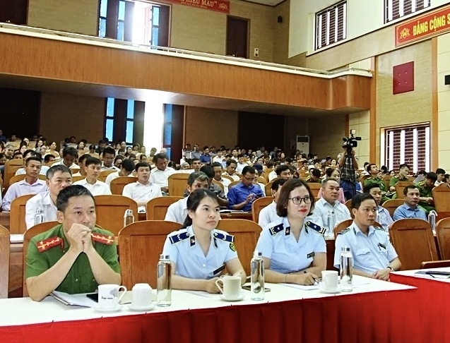 Các đại biểu và nhân dân dự Hội nghị tuyên truyền, phổ biến kiến thức pháp luật về hoạt động kinh doanh đa cấp