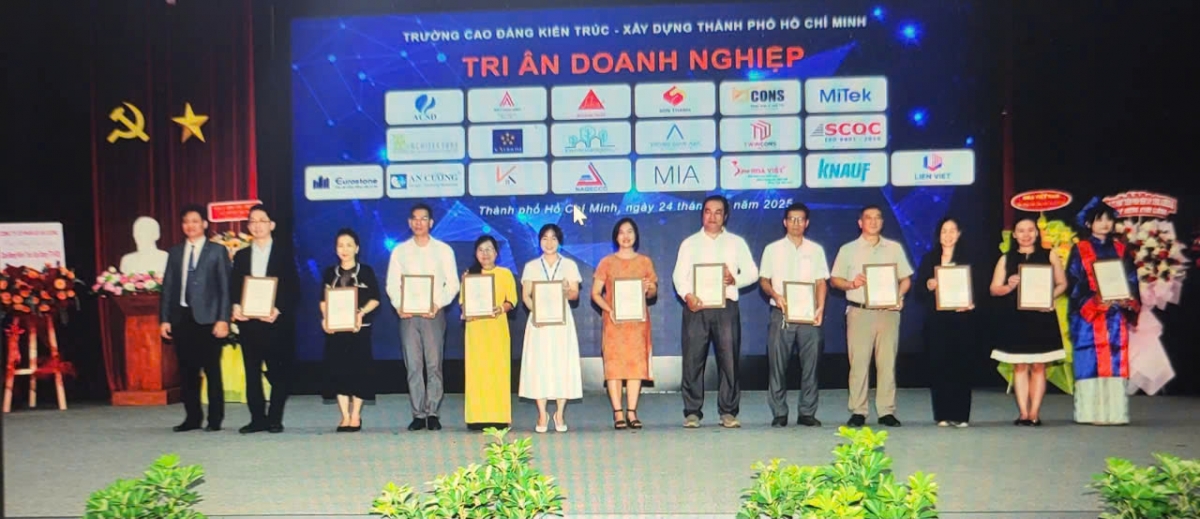 Khen thưởng, tri ân sinh viên